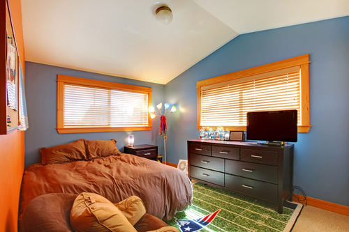 Boys bedroom with blue and brown.