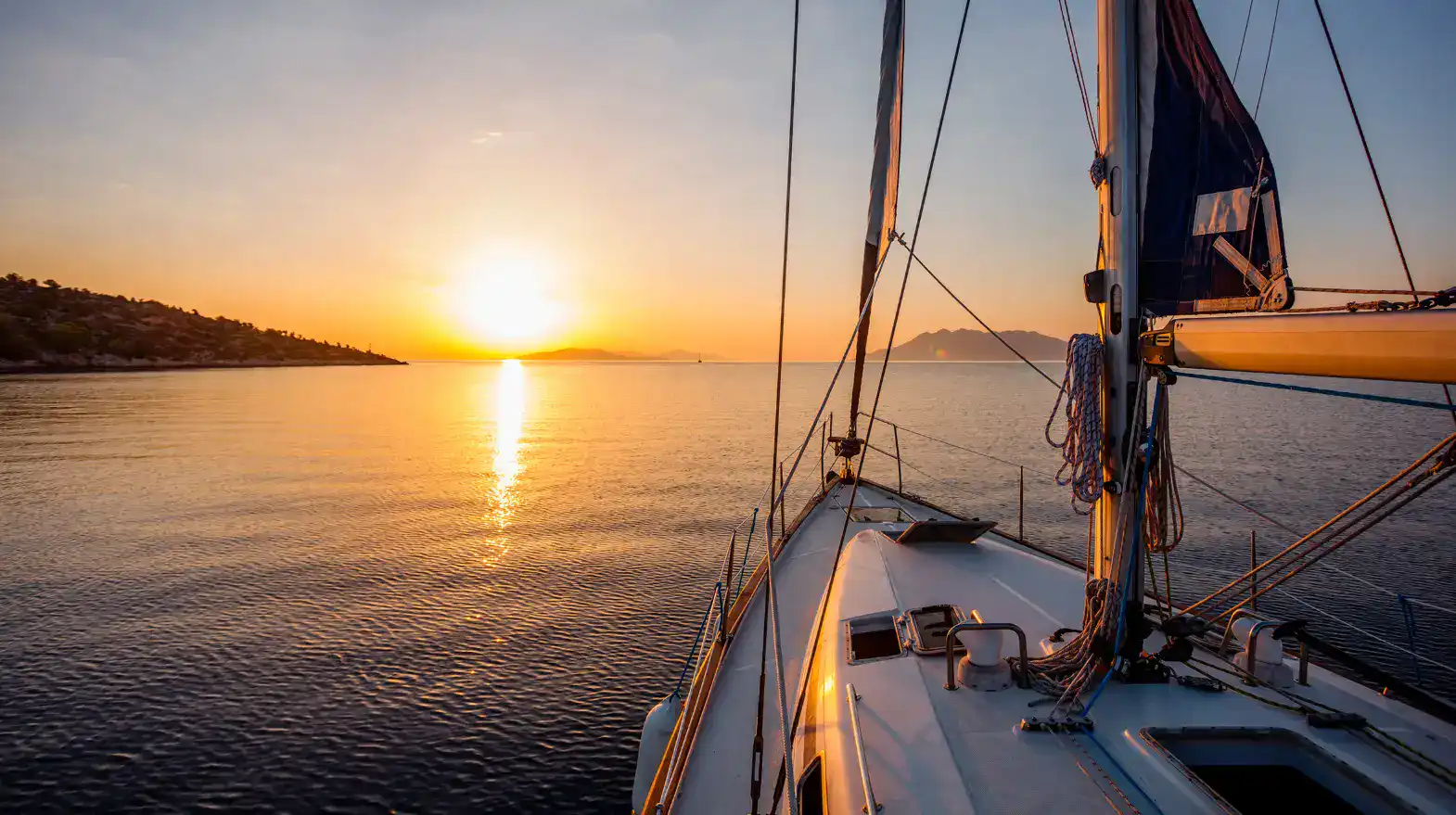 Yacht im Morgenlicht