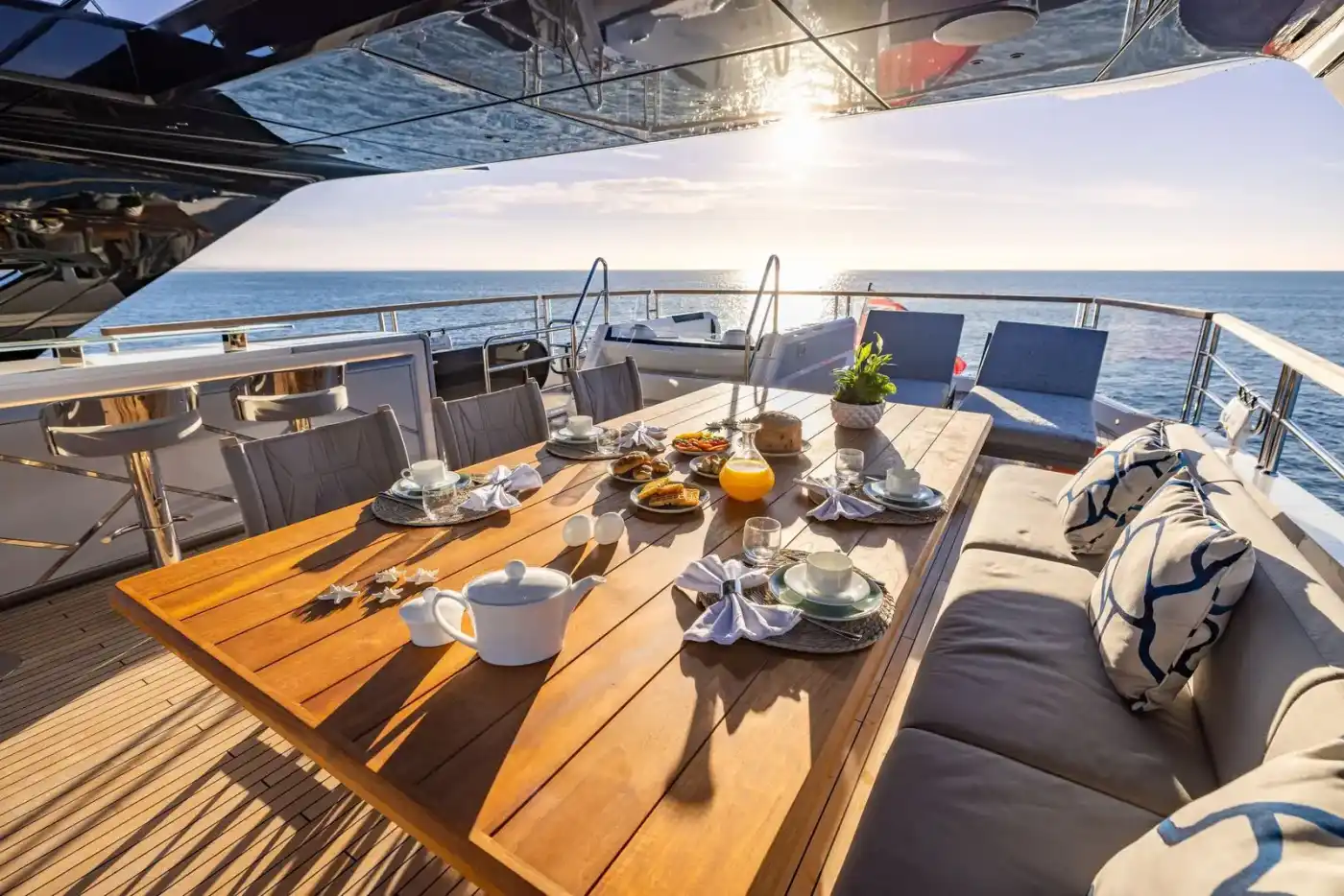 Sonnendeck einer Motoryacht